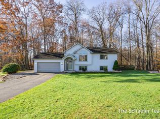 2832 Leaf Ct, Cedar Springs, MI 49319