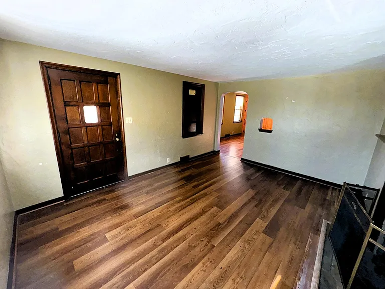 915 Perry Hwy — Photo 11