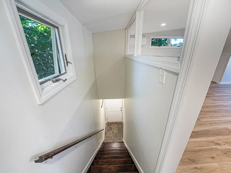 Bayview Ave — Photo 7