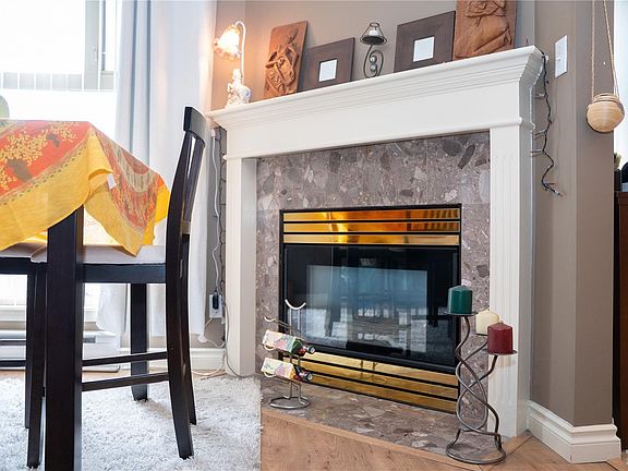 4th image of 2527 Quadra St #307