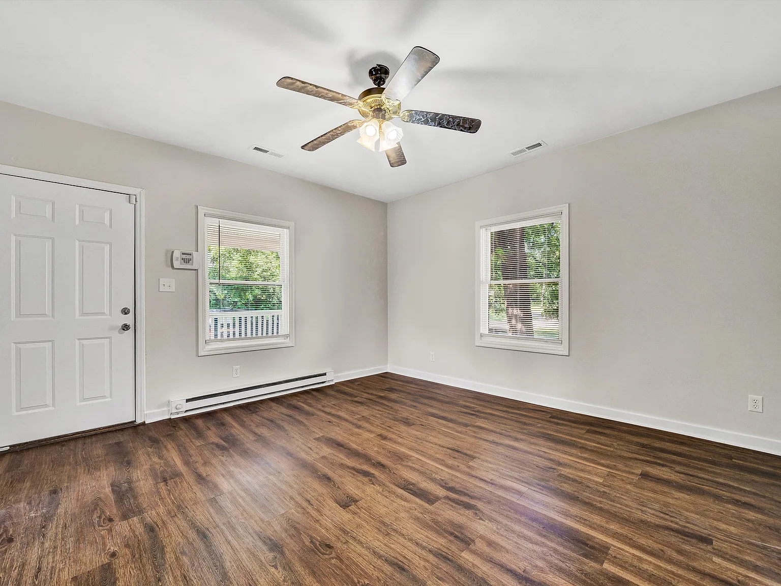 3 bed, 952 sqft, $1,400 — Photo 2
