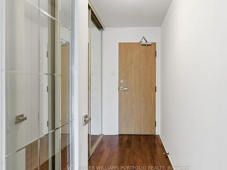 701 King St W #107 — Photo 3