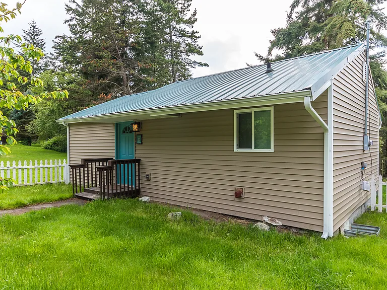 Recently Updated 2-bedroom Cottage — Photo 9