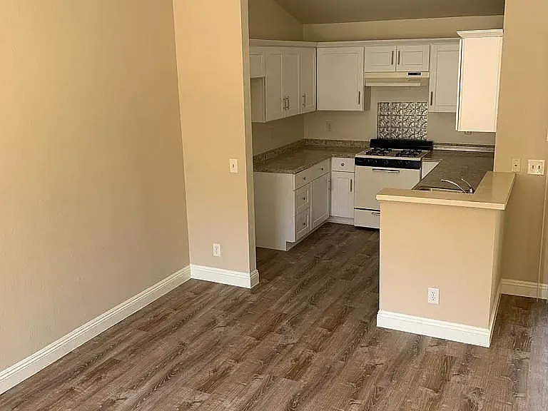Claudina Apartments — Photo 7