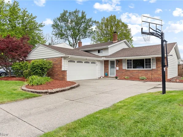 25082 Randall Dr, North Olmsted, OH 44070