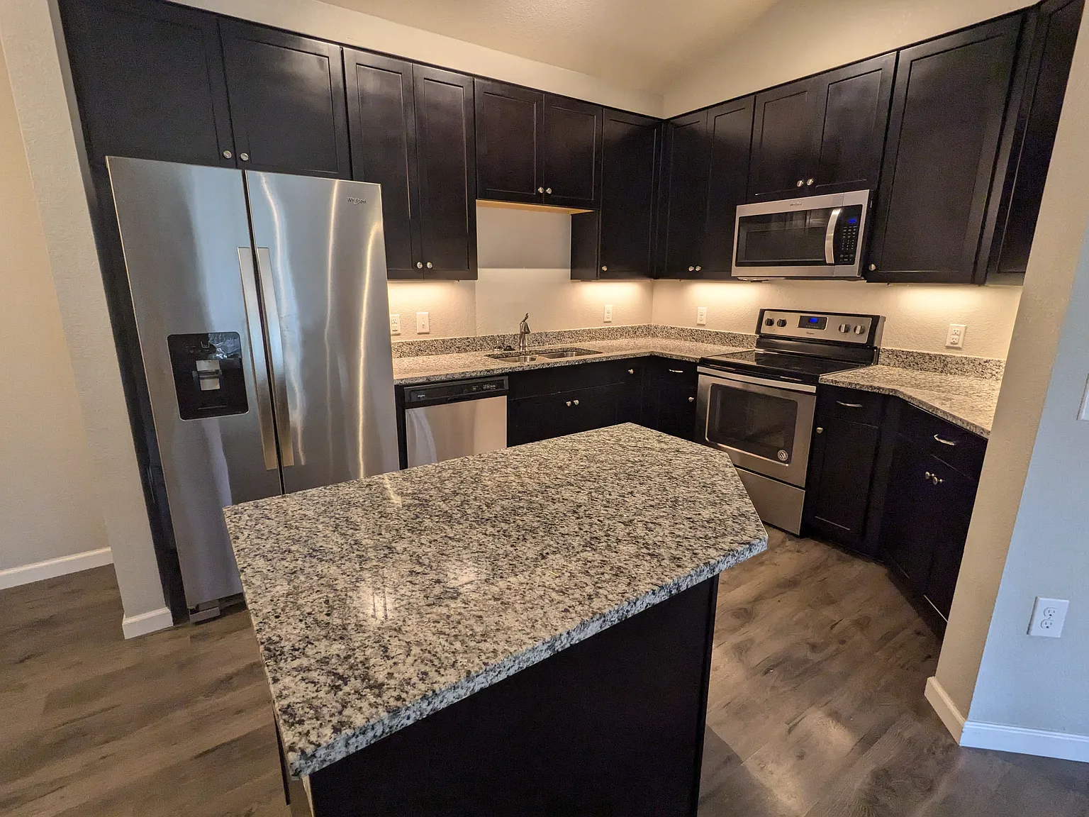 3 bed, 1300 sqft, $2,300 — Photo 2