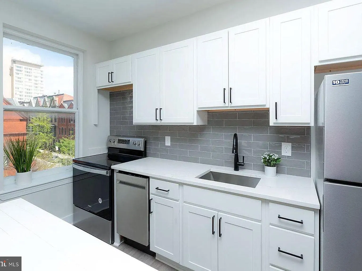 1 bed, 1.0 bath, 3682 sqft, $1,350 — Photo 3