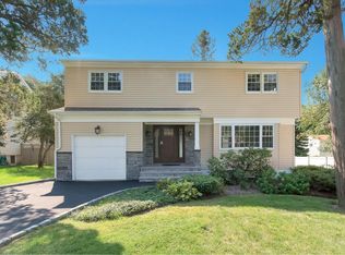 15 Lawrence Ct, Syosset, NY 11791