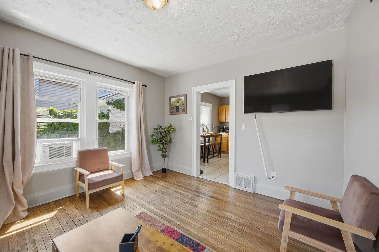 2 bed, 1.0 bath, 699 sqft, $2,376 — Photo 3