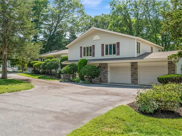 1 Rocky Crest Rd, Cumberland, RI 02864