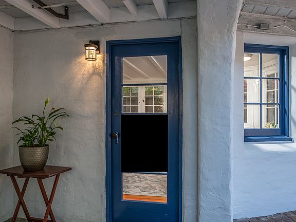 Entrance with night light and space in front for welcoming.