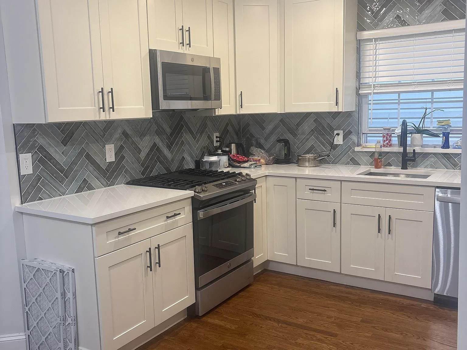 4 bed, $900 — Photo 1