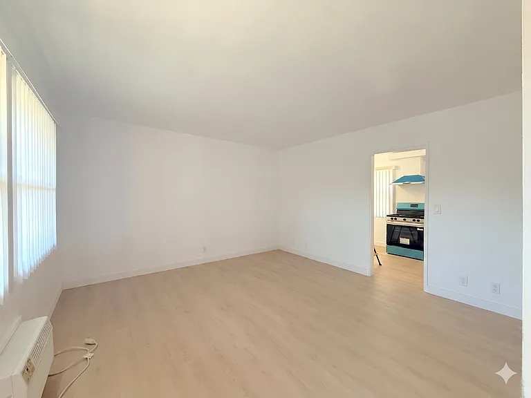 331 E Live Oak St #J — Photo 4