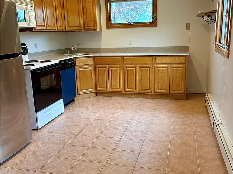 28 Rocco Dr — Photo 4