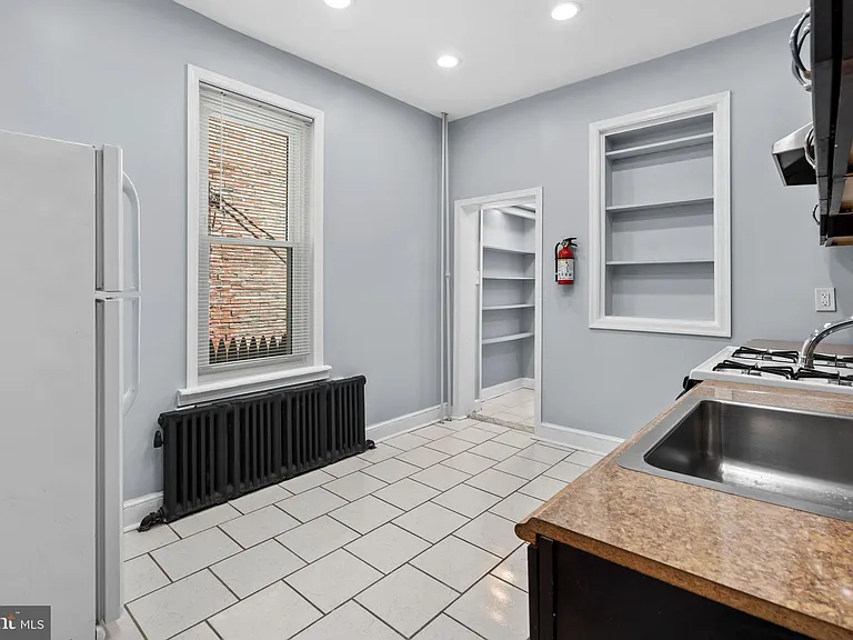 950 E Russell St — Photo 10