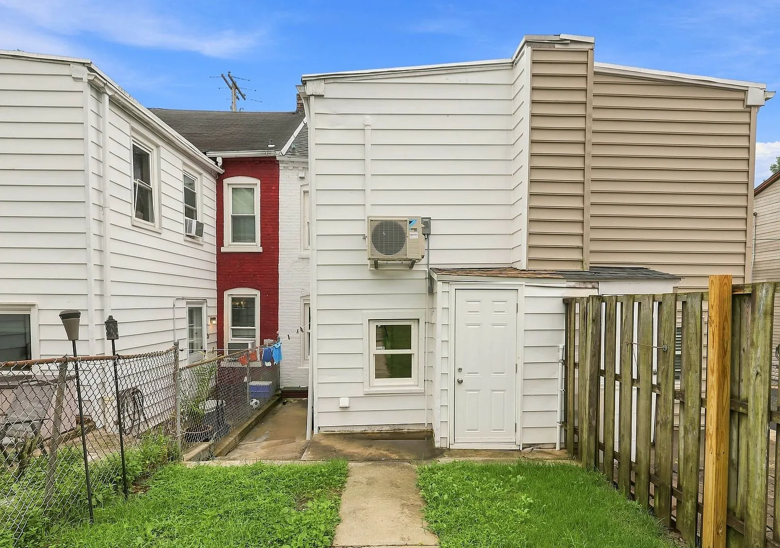 Beautiful 3 Bed 1 Bath Available Now — Photo 3