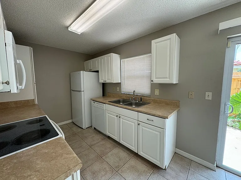1643 Sandy Point Sq #72 — Photo 9