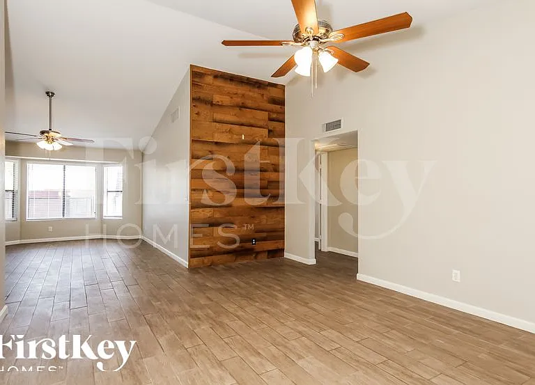 4237 W Grovers Ave — Photo 3
