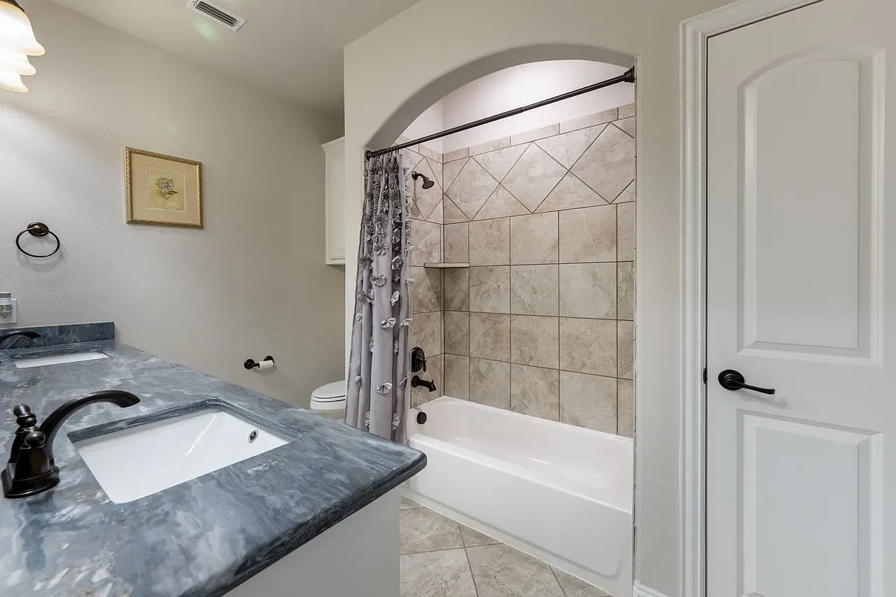 4 bed, 3.5 bath, 3533 sqft, $4,200 — Photo 3
