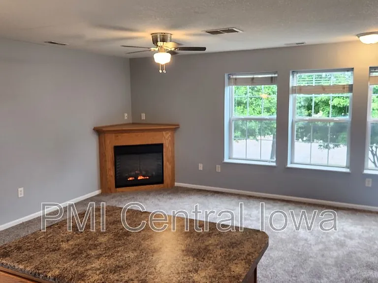 305 NE Kingwood — Photo 3