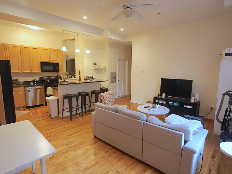 105 11th St #2F — Photo 3