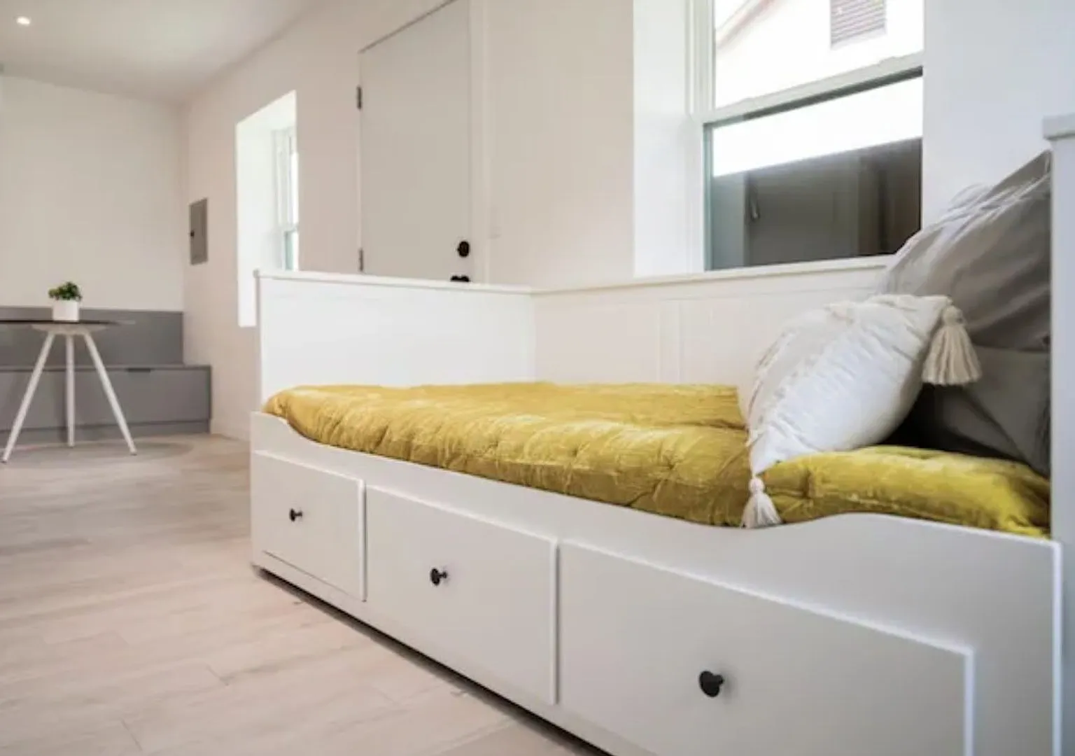 $500 Look & Lease Special! Fully Furnished Studio In Dtlv | All Utilities + Wi-Fi Included — Photo 3