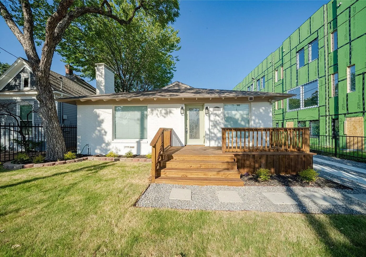 East Dallas Bungalow — Photo 2