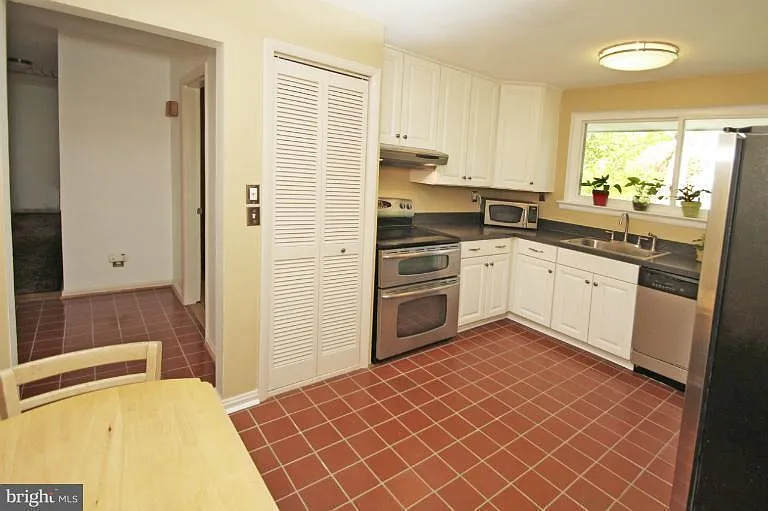 2107 Westview Ter — Photo 3