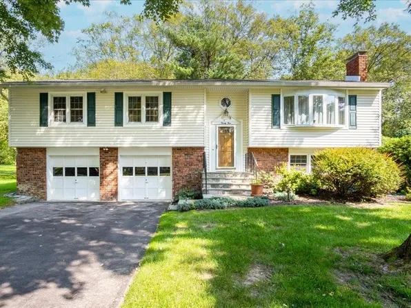 29 Carriage Hill Ln, Poughkeepsie, NY 12603
