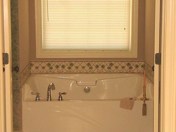 Private spa/double vanities/sep shower/ceramic tile!
