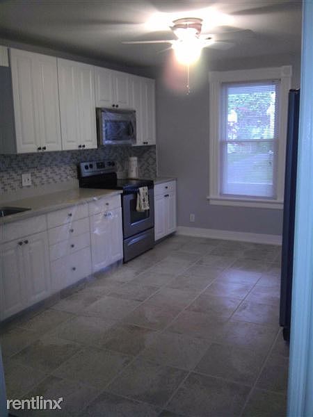 Kitchen w/ Appliances