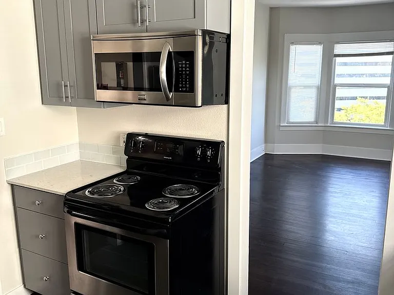 Great Location with Full Washer and Dryer in Unit and Full Kitchen! — Photo 17