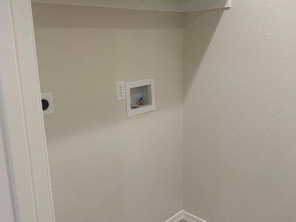 Laundry hookups in walk-in from kitchen
