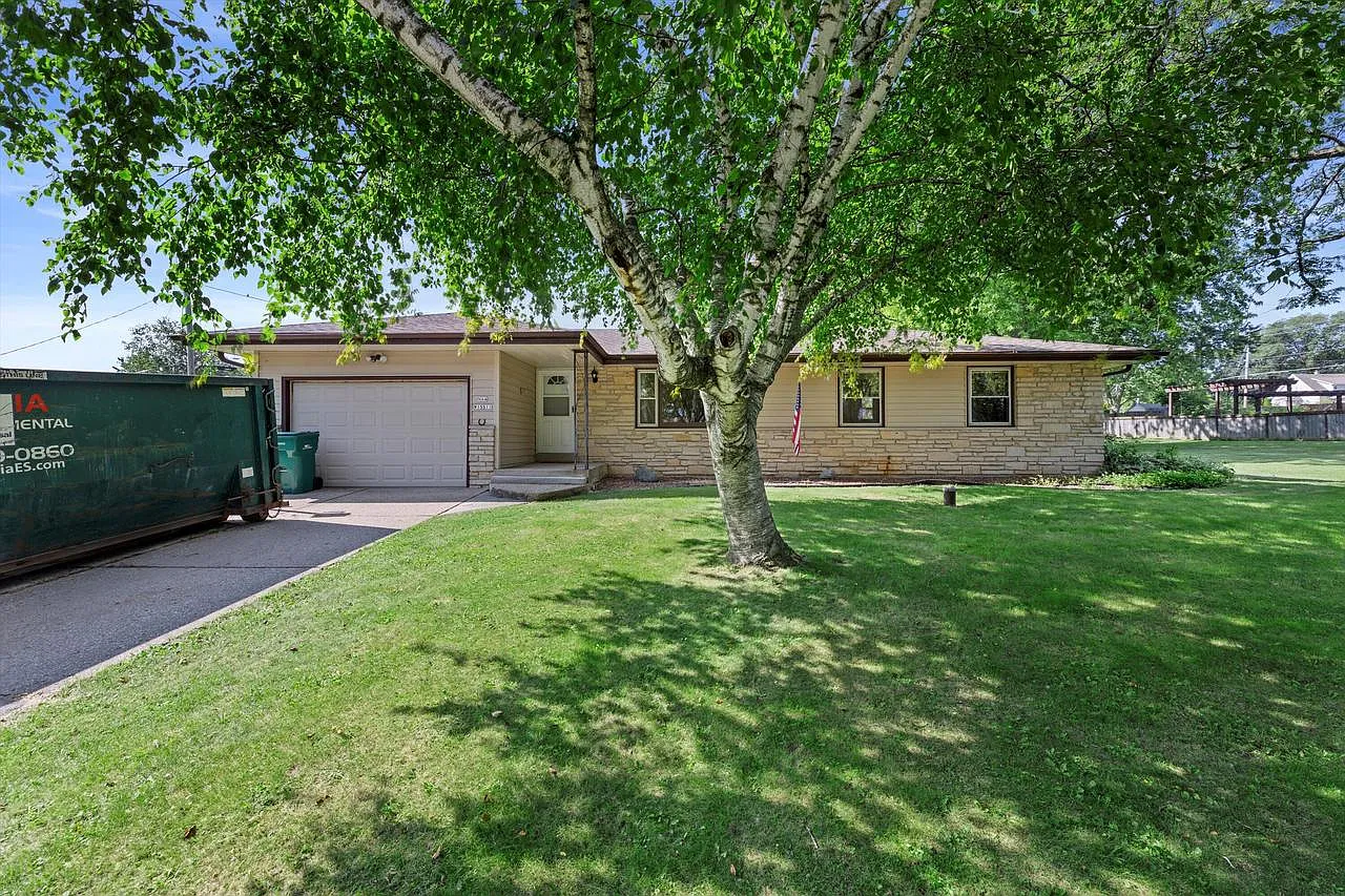 N64W15511 Sunny Dale DRIVE photo 1