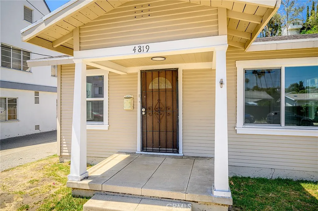 2 bed, 625 sqft, $3,200 — Photo 1