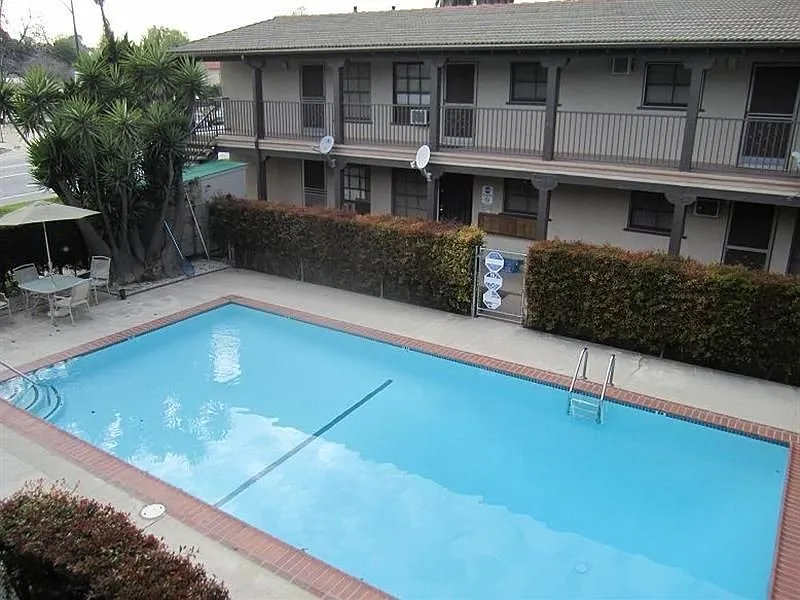 1851 Riverside Drive — Photo 2