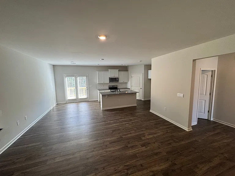 567 Stoneybrook Dr — Photo 3