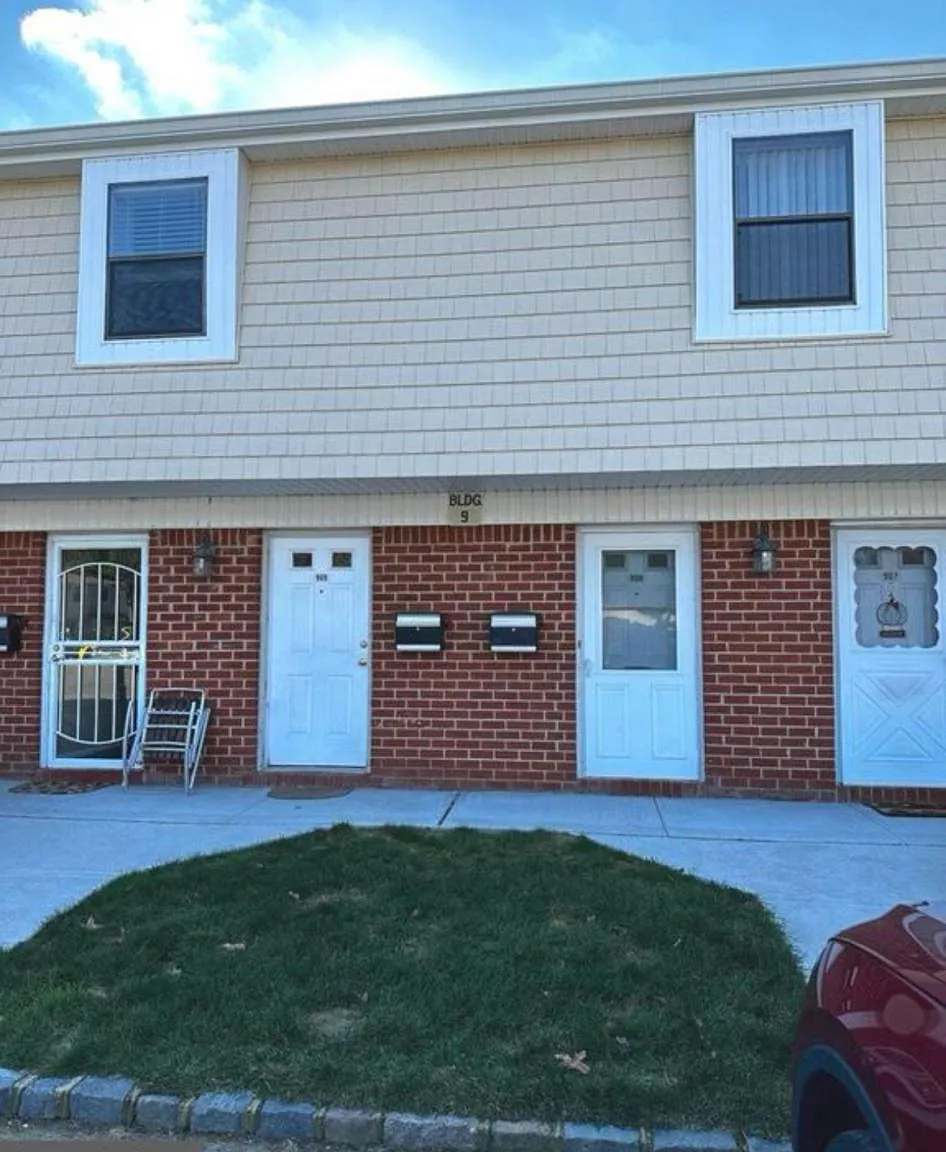2 bed, 1000 sqft, $1,950 — Photo 1