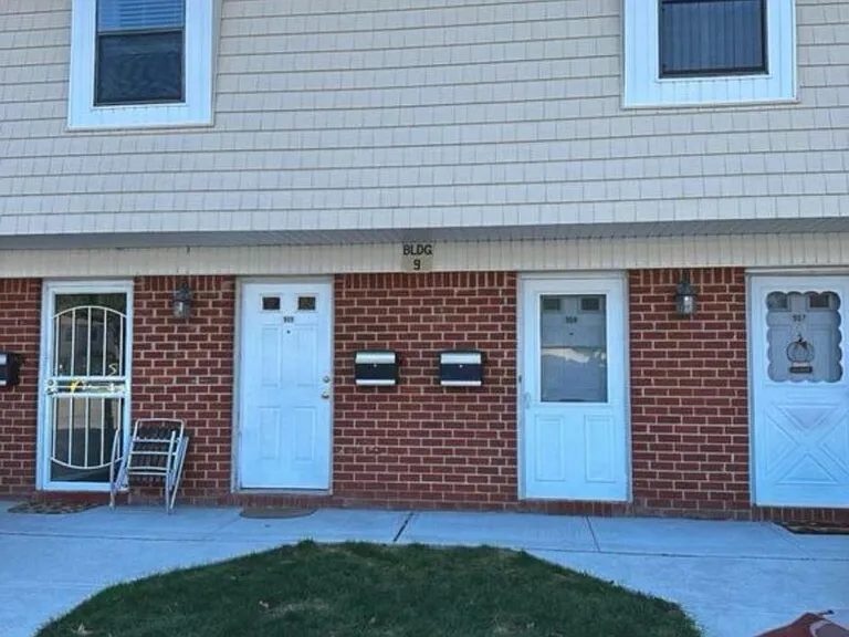 909 Silver Ct — Photo 1
