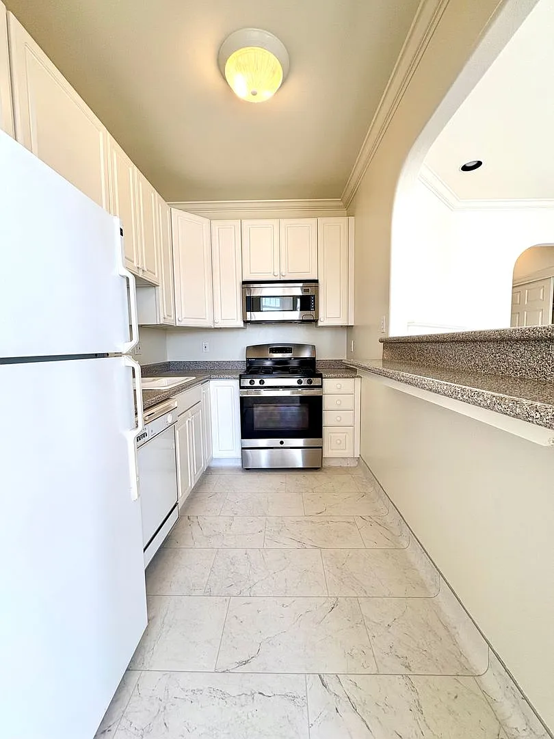 Stunning 1 Bedroom in Marina with Parking — Photo 2
