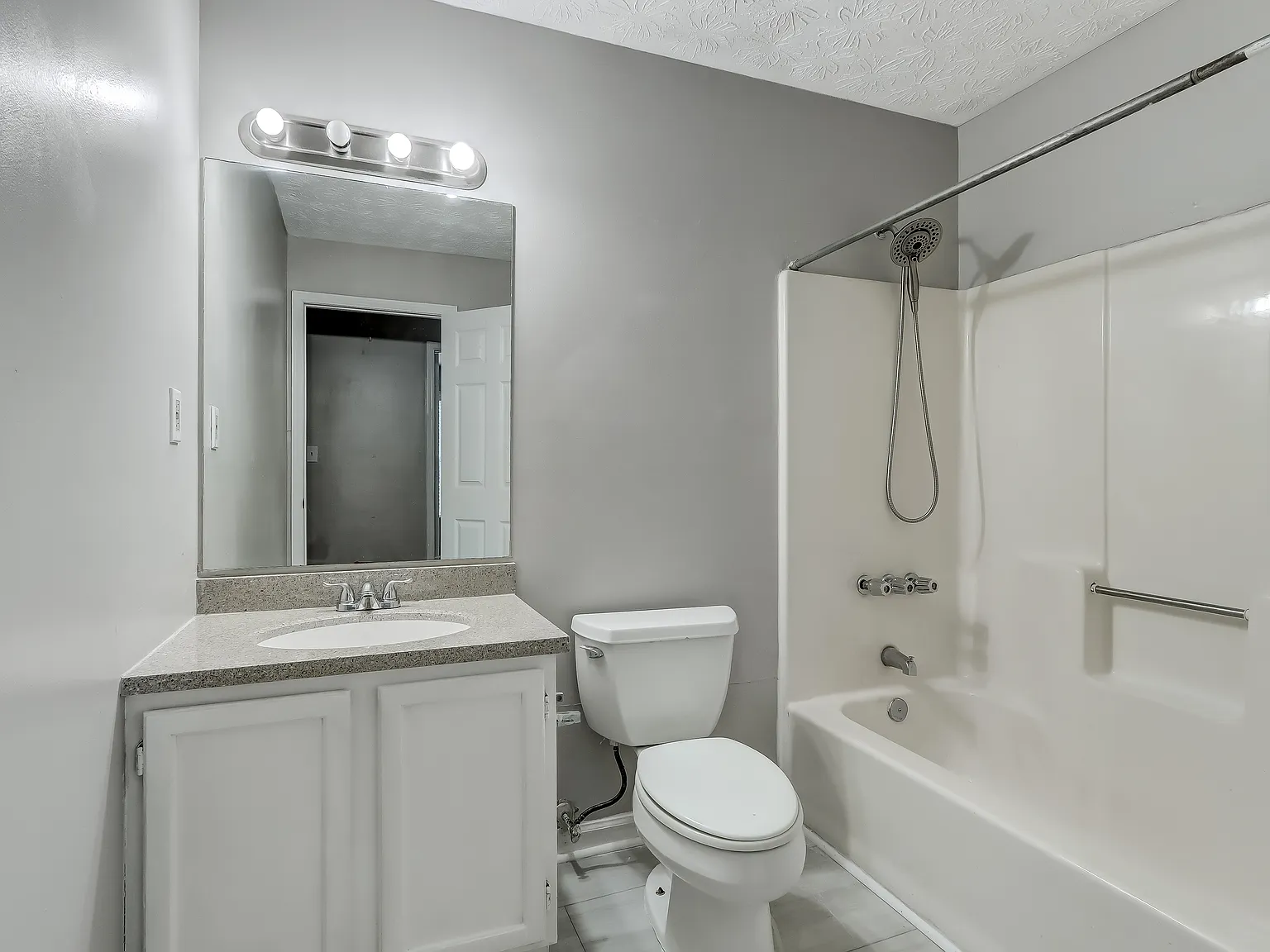 3 bed, 1242 sqft, $2,050 — Photo 4