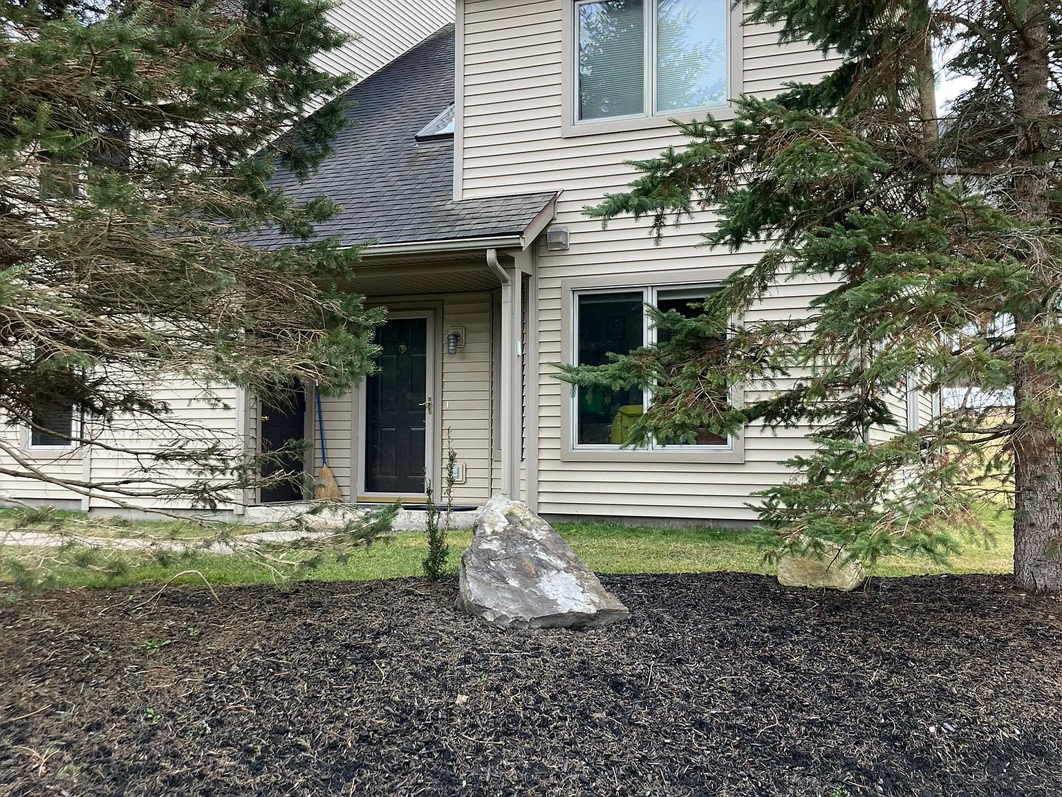 3 bed, 1450 sqft, $3,300 — Photo 1