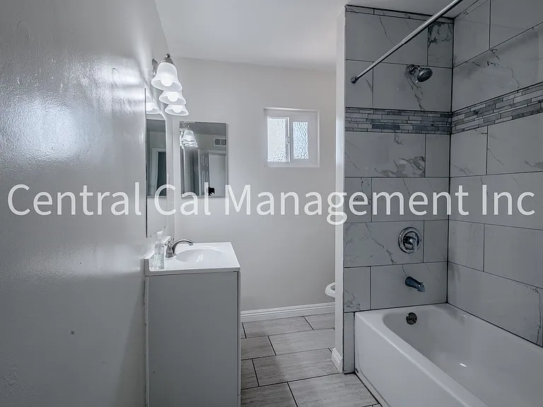 10421 Glenn St — Photo 7