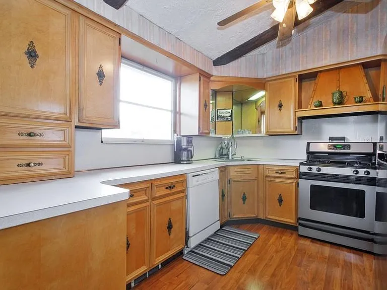 137 Lakeview Ave — Photo 8