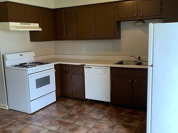 3rd image of 601 Stratford Dr #2