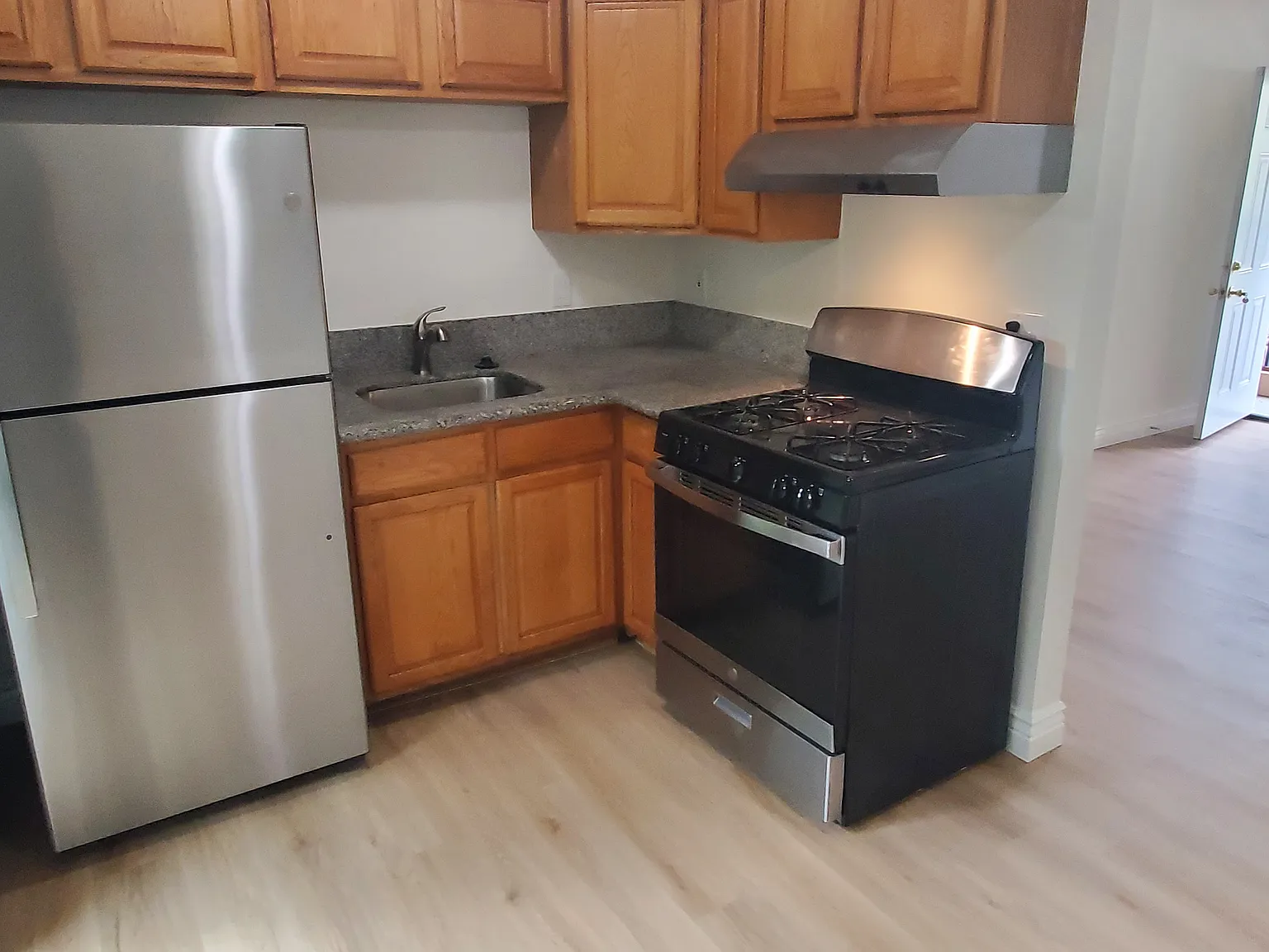 2 bed, 560 sqft, $2,350 — Photo 2