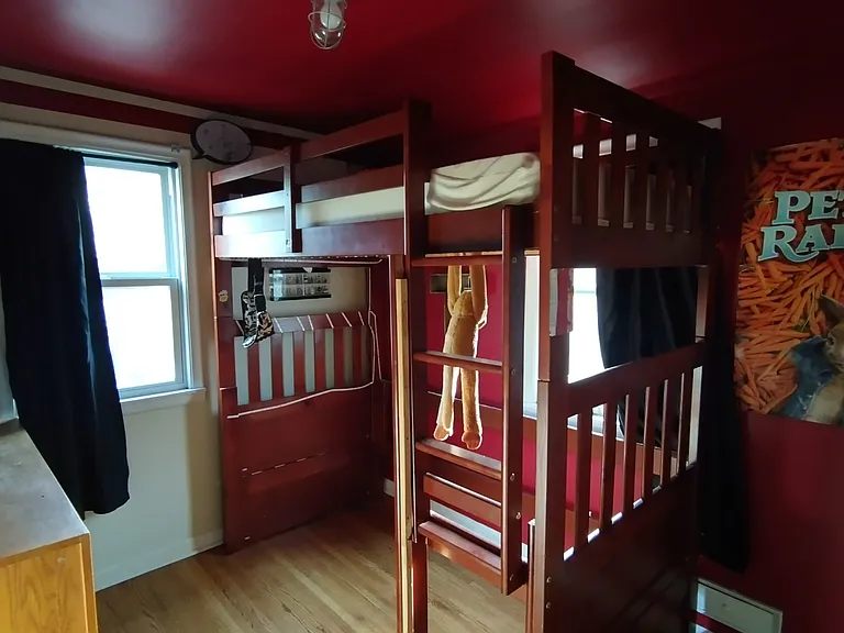 Extra bedroom (twin bed or lofted twin mattress can be added for guests