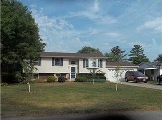 3979 Ridgelea Dr, Lockport, NY 14094