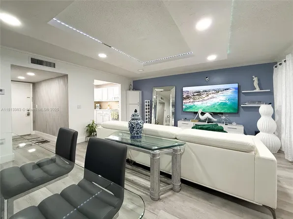 700 Lori Dr APT 201, Palm Springs, FL 33461