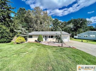 18 Dawson Rd, Kendall Park, NJ 08824